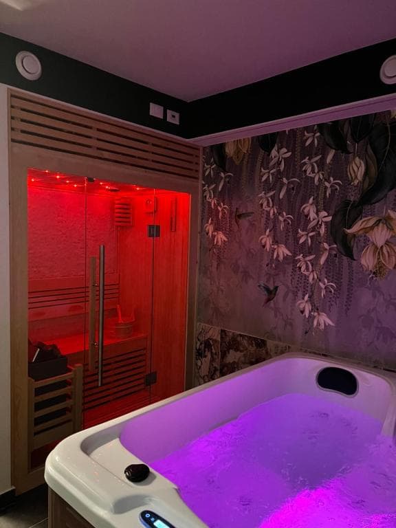 SPA privata Marcello a Verona in atmosfera Amarone: sauna finlandese in cromoterapia rossa e vasca idromassaggio in cromoterapia viola, carta da parati botanica scura