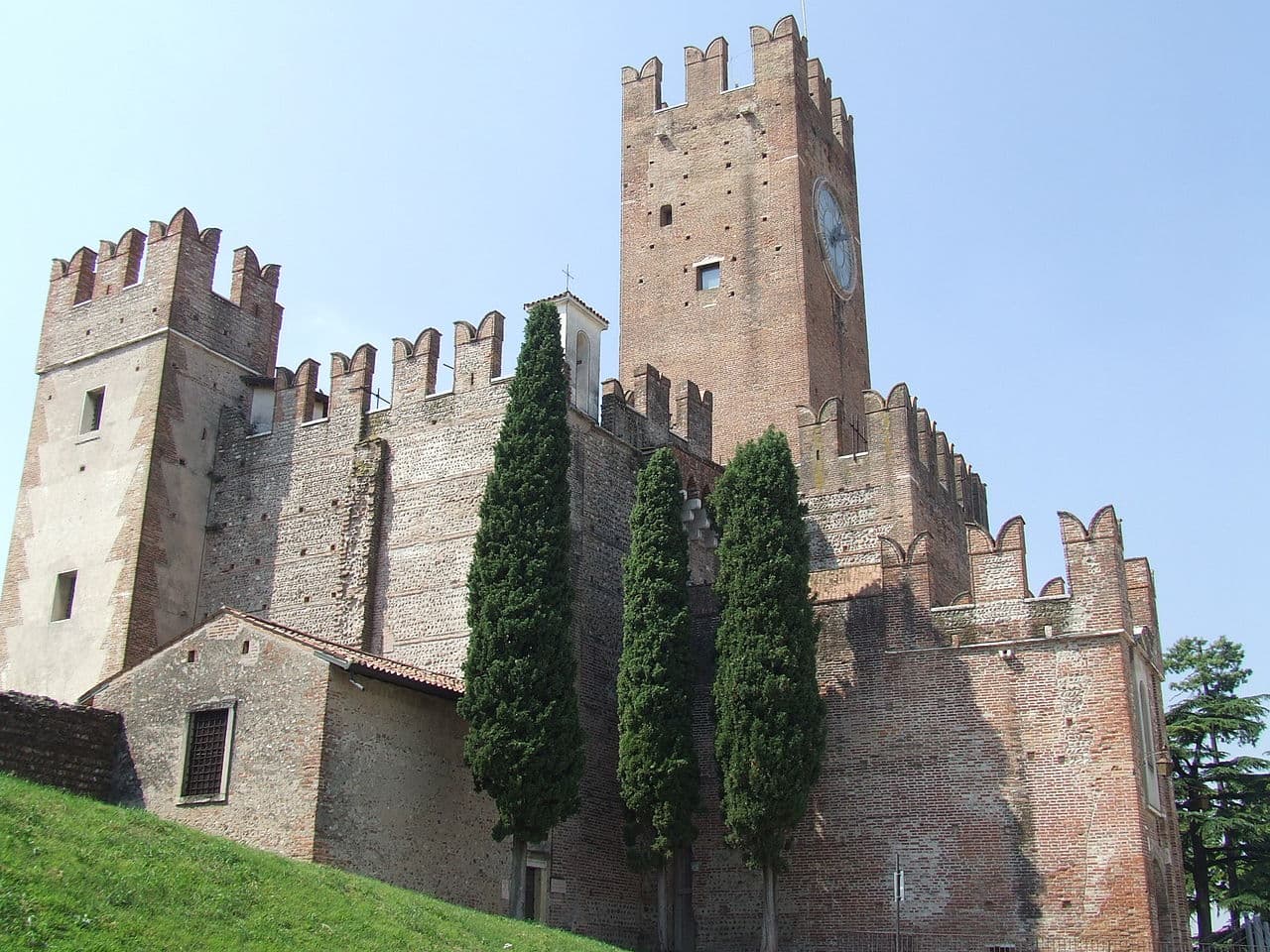Castello Scaligero di Villafranca, a 19 km da Marcello Sleep & Spa, nel centro storico di Verona